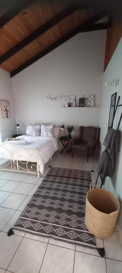 Mucha Airbnb Hotel วัลวิสเบย์ ภายนอก รูปภาพ